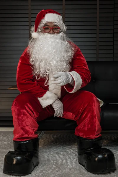 Papai Noel Sentar Sofá Para Relaxar Depois Enviou Caixa Presentes — Fotografia de Stock