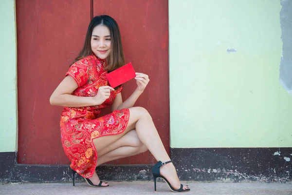 Mutlu Çin Yeni Yılı Kırmızı Zarflı Geleneksel Cheongsam Kıyafetleri Giyen — Stok fotoğraf