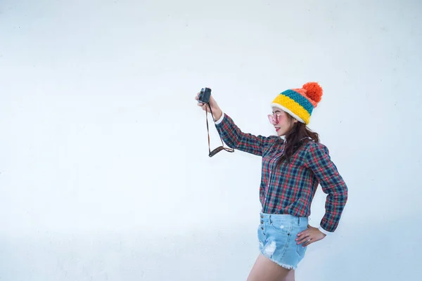 Asiatische Hipster Mädchen Posieren Für Ein Foto Auf Weißen Wand — Stockfoto