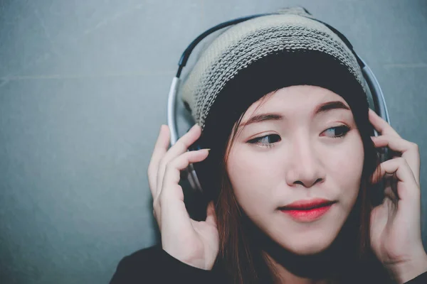 Hermosa Mujer Asiática Escuchar Música Con Auriculares Estilo Vida Mujer — Foto de Stock