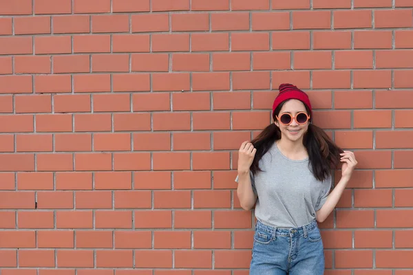 Porträt Asiatische Hipster Mädchen Auf Backsteinmauer Hintergrund Hippie Kleid Stil — Stockfoto