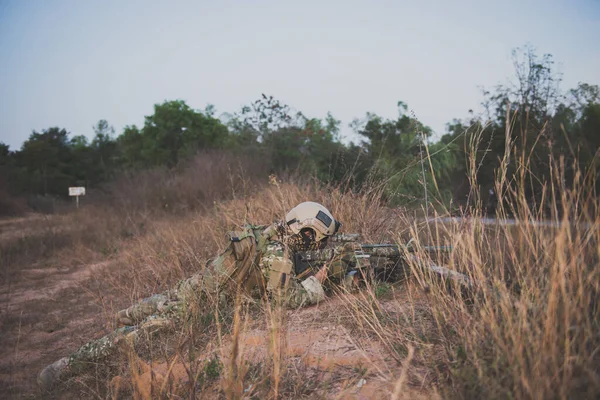 Portret Żołnierza Strzelającego Podczas Operacji Wojskowej Stylu Rocznika Bunkra Akcja — Zdjęcie stockowe