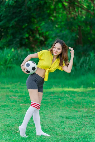 Ritratto Donna Asiatica Sexy Indossare Vestito Giocatore Calcio Concetto Pallone — Foto Stock