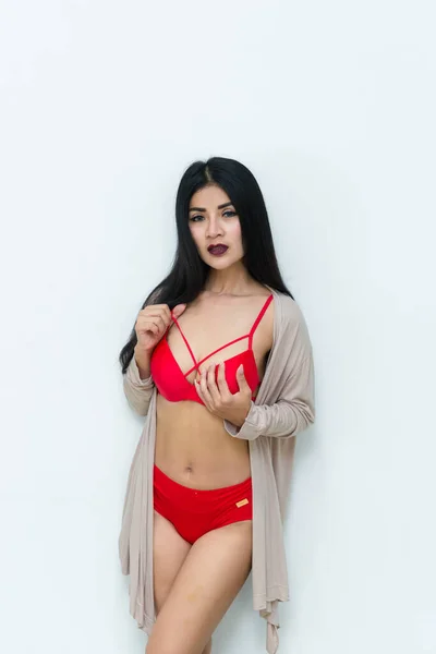 Beyaz Arka Planda Kırmızı Elbiseli Seksi Asyalı Kadın Portresi — Stok fotoğraf