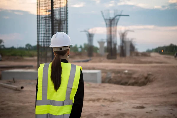 Ingenieurin Arbeitet Baustelle Der Bau Befindlichen Brücke — Stockfoto