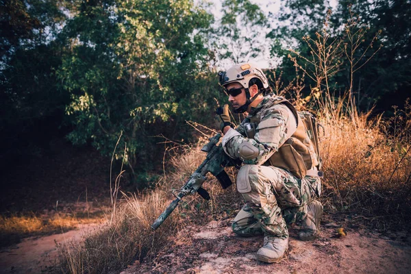 Tentara Dengan Senjata Telah Duduk Hutan Dia Menggunakan Walkie Talkie — Stok Foto