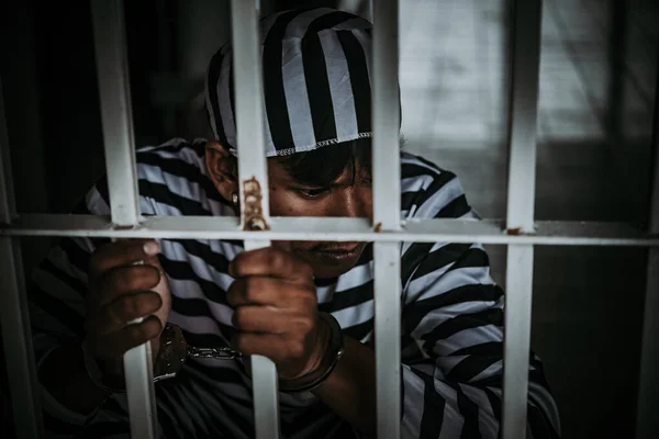 Retrato Homens Asiáticos Desesperados Para Pegar Prisão Ferro Conceito Prisioneiro — Fotografia de Stock