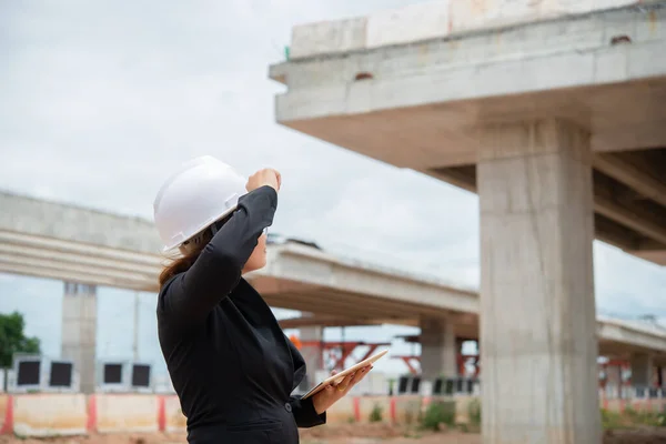 Mulher Engenheira Que Trabalha Local Ponte Construção — Fotografia de Stock