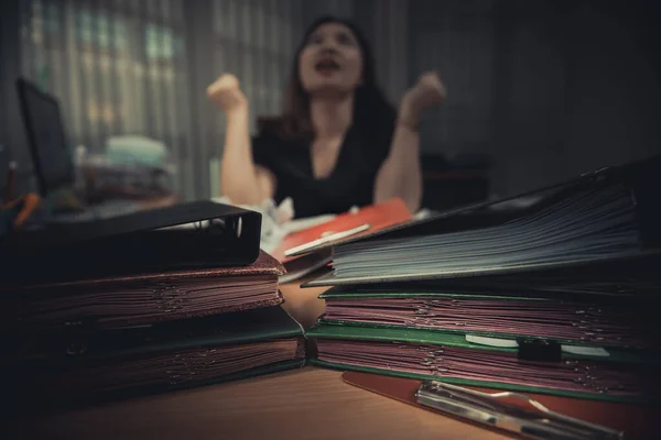 亚洲办公室妇女因工作超负荷而承受的压力 — 图库照片
