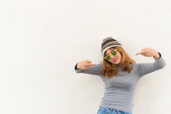 Portret Hipsterki Białej Ścianie Styl Życia Współczesnej Nastolatki Fajna Studentka — Zdjęcie stockowe