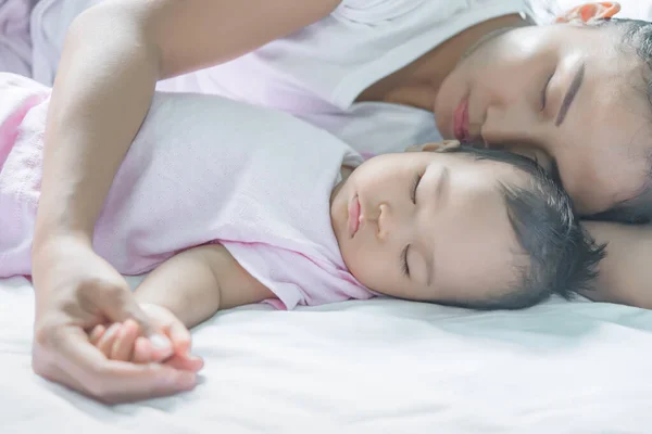 아시아인 아기와 엄마가 침대에서 사람들은 긴장을 — 스톡 사진