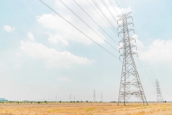 Torres Electricidad Sobre Fondo Cielo Azul Nublado — Foto de Stock