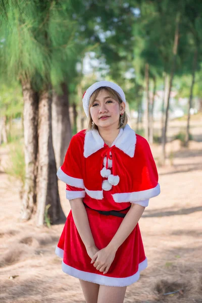 Bella Giovane Donna Asiatica Vestiti Babbo Natale All Aperto — Foto Stock