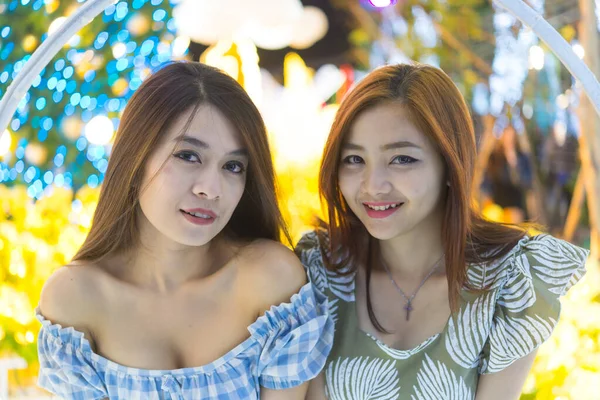 Ночной Портрет Красивой Азиатской Женщины Таиланд Девушка Позировать Сфотографировать Боке — стоковое фото