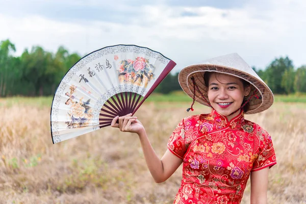 Retrato Mujer Asiática Usar Sombrero Bambú Con Ventilador Las Manos — Foto de Stock