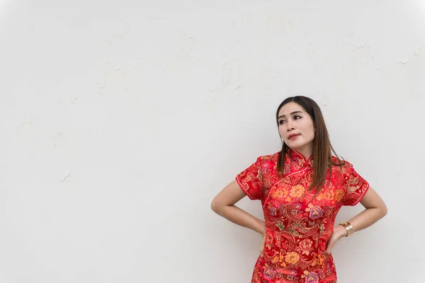 Asiatico Donna Cheongsam Bianco Muro Felice Cinese Nuovo Anno Concetto — Foto Stock