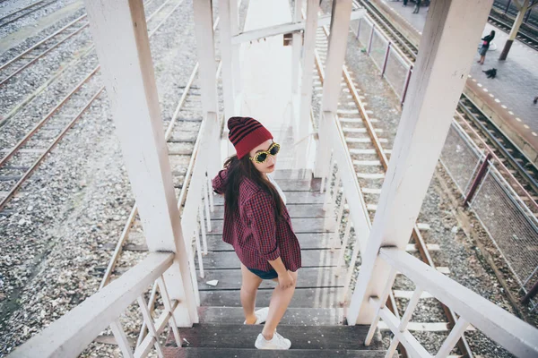 亚洲嬉皮士女孩穿着防晒霜 摆出一副姿势 在木制楼梯上拍照 现代女性的生活方式 泰国人的嬉皮士风格 — 图库照片