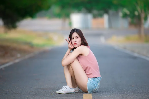 Retrato Mulher Asiática Sentar Estrada Linda Tailândia Pessoas Conceito Mulher — Fotografia de Stock