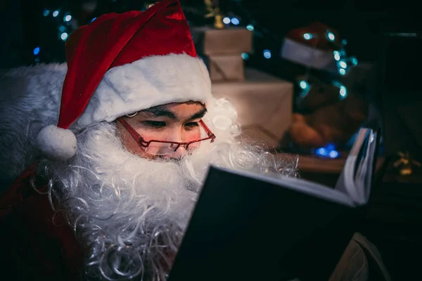 Retrato Del Libro Lectura Cláusula Happy Santa Concepto Feliz Navidad —  Fotos de Stock