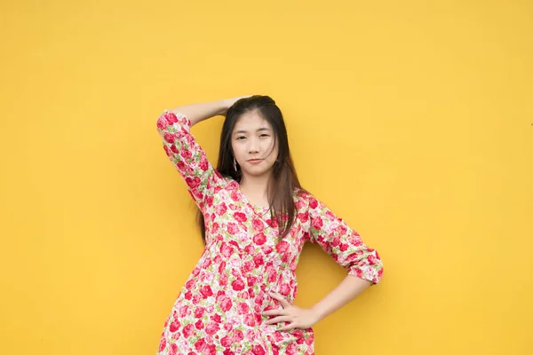 Güzel Asyalı Şık Bir Kızın Portresi Fotoğraf Çekimi Için Gençlerin — Stok fotoğraf
