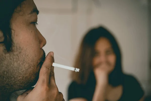 Hombre Asiático Está Fumando Cigarrillo Mujer Está Cubriendo Cara Hay — Foto de Stock