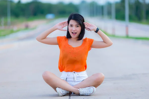 Retrato Bela Mulher Asiática Cabelo Dourado Livre Conceito Mulher Feliz — Fotografia de Stock