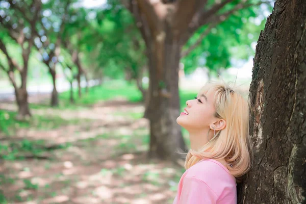 Portrait Der Schönen Asiatischen Mädchen Goldene Haare Mit Kamera Thailändische — Stockfoto