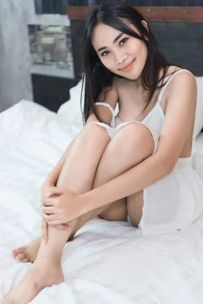 Portrait Femme Asiatique Sexy Sur Lit — Photo