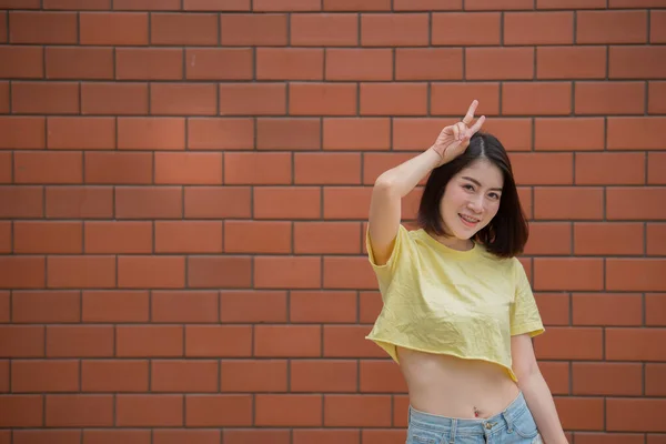 Retrato Bela Menina Asiática Chique Posar Para Tirar Uma Foto — Fotografia de Stock