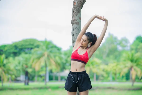 Azjatycka Sportowa Kobieta Rozciągająca Ciało Oddychając Świeżym Powietrzem Parku Tajlandia — Zdjęcie stockowe