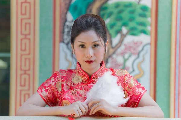 Retrato Hermosa Mujer Asiática Vestido Cheongsam Tailandia Personas Concepto Feliz — Foto de Stock