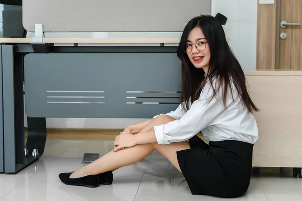 Γραμματέας Όμορφο Κορίτσι Στο Γραφείο Της Εταιρείας — Φωτογραφία Αρχείου
