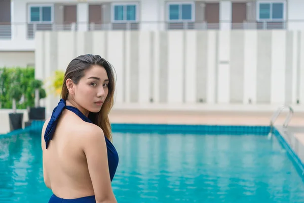 Retrato Asiático Sexy Mujer Nadando Piscina Tailandia Personas Relajarse Tiempo —  Fotos de Stock