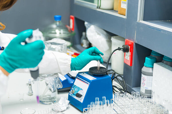 Scientist mix chemicals with The shake machine Before the experiment.