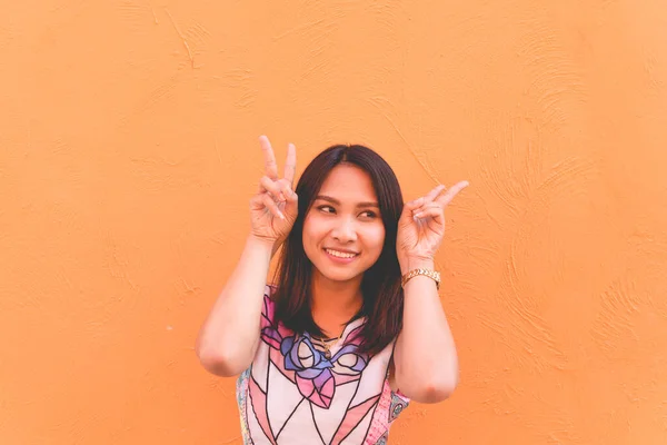 Retrato Hermosa Mujer Asiática Posar Pared Naranja Estilo Vida Chica — Foto de Stock