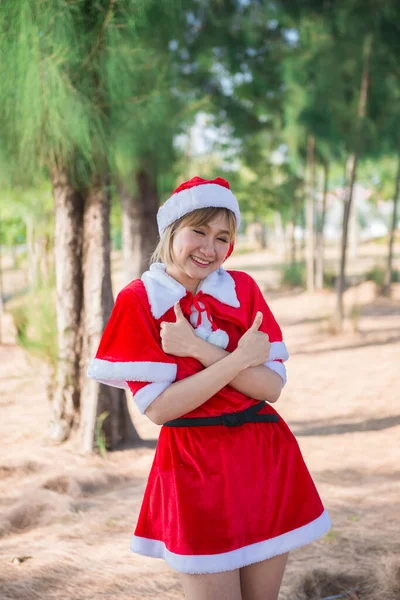 Bonita Jovem Mulher Asiática Santa Claus Roupas Livre — Fotografia de Stock