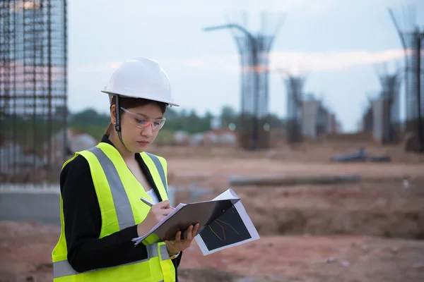 Ingenieurin Arbeitet Baustelle Der Bau Befindlichen Brücke — Stockfoto