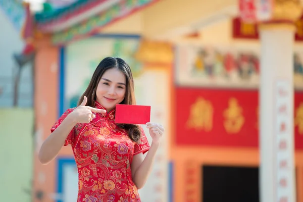 Retrato Hermosa Mujer Asiática Vestido Cheongsam Tailandia Personas Concepto Feliz — Foto de Stock