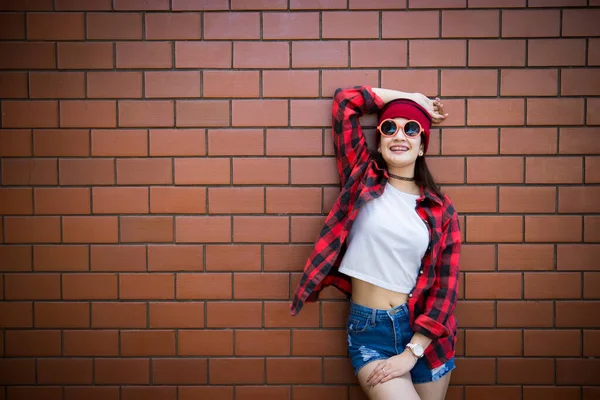 Retrato Menina Hipster Asiático Fundo Parede Tijolo Estilo Vida Pessoas — Fotografia de Stock