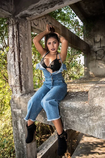 Ritratto Donna Asiatica Sexy Hipster Edificio Abbandonato Thailandia — Foto Stock