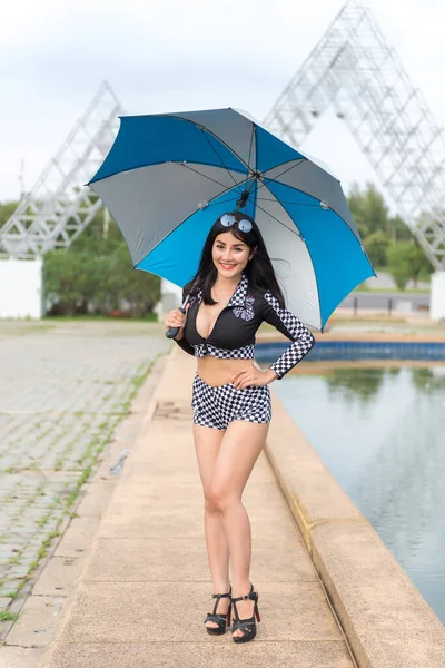 Schöne Asiatische Sexy Frau Schwarzem Kleid Mit Regenschirm Freien Hübsche — Stockfoto