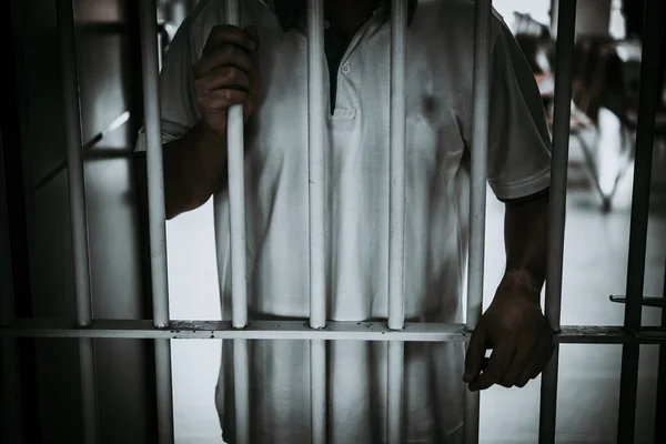 Руки Людини Відчайдушно Ловити Залізну Язницю Концепція Язнених Таїландські Люди — стокове фото