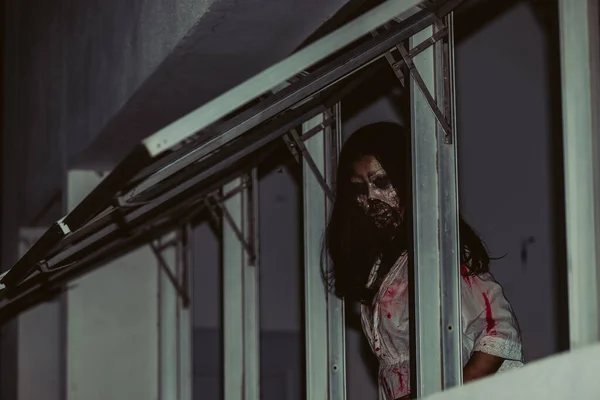 亚洲女人的画像用鲜血 恐怖场景 恐怖背景 万圣节海报 泰国人组成了鬼脸 — 图库照片