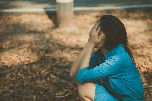 Mulher Tailandesa Bonita Muito Triste Amor Não Correspondido Repensar Pensar — Fotografia de Stock