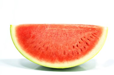 Beyaz arka planda taze karpuz lezzetli slayt