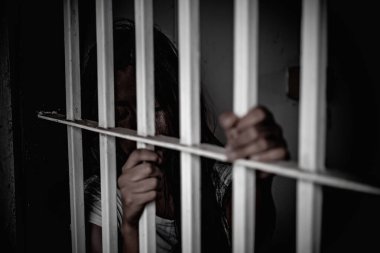 Demir hapishaneyi, esir konseptini, Tayland halkını yakalamak için çırpınan kadınların elleri özgür olmayı umuyor..