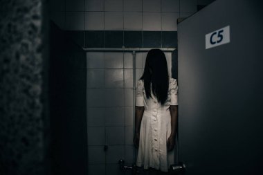 Asyalı kadın portresi kanla, korku sahnesiyle, korkunç geçmişiyle, Cadılar Bayramı posteriyle, Taylandlı insanlarla dolu.
