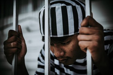 Demir hapishaneyi, esir konseptini, Tayland halkını yakalamak isteyen adamların elleri, özgür olmayı umuyoruz..