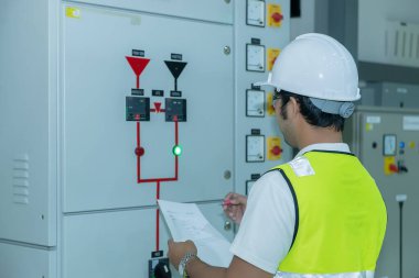 Asyalı elektrik mühendisi yakışıklı adam orta gerilimli şalter, körfez kontrol ünitesi, Taylandlı insanları kontrol et.