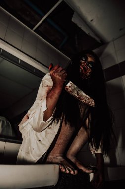 Asyalı kadın portresi hayalet yüzü, korku sahnesi, korkunç arka plan, Cadılar Bayramı posteri.